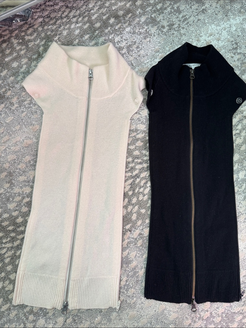 Veronica Beard One Cream and One Black Zip-Front Cashmere blend Dickies